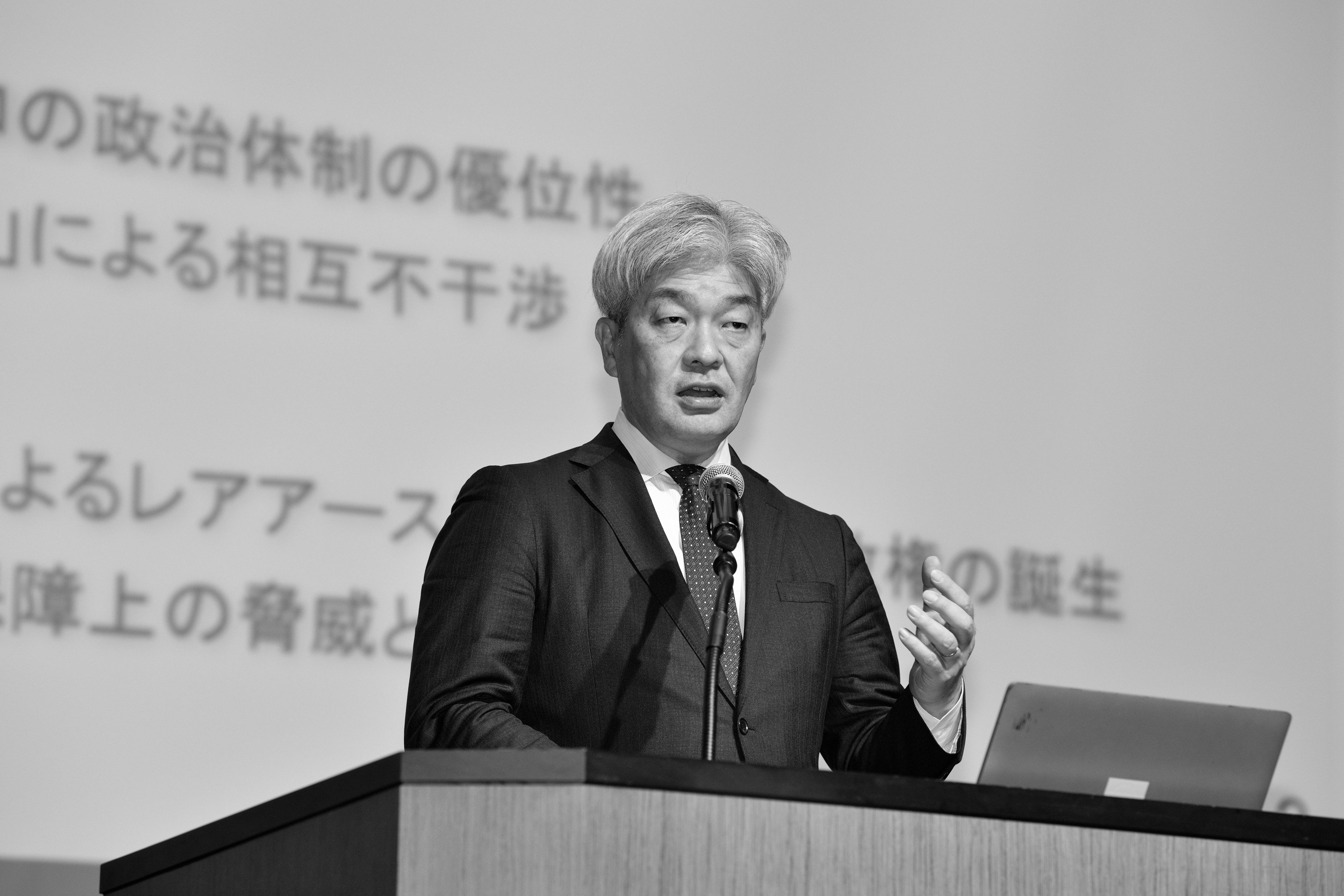経済戦争では企業が最初に被弾する