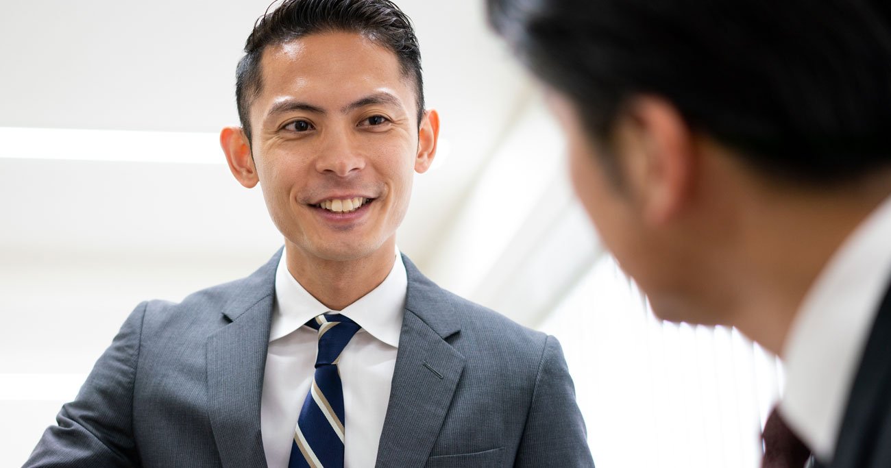 話が面白くなくても、相手との距離がギュッと縮まる会話術とは