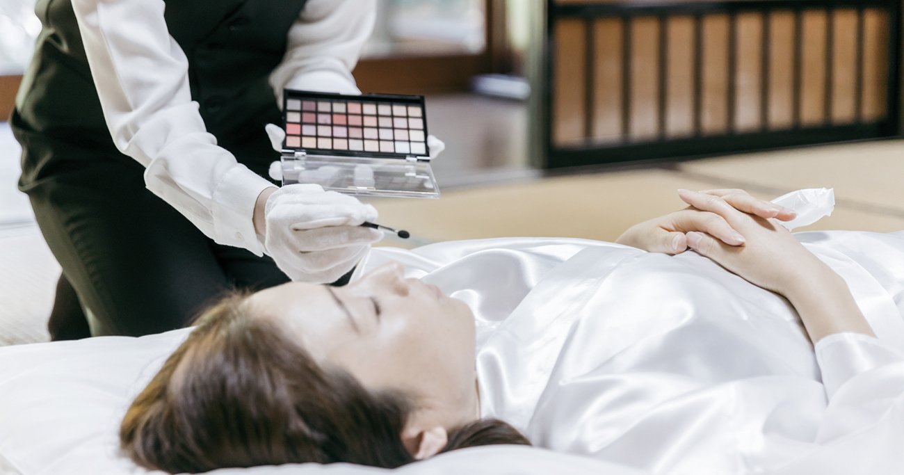 死化粧を施す納棺師