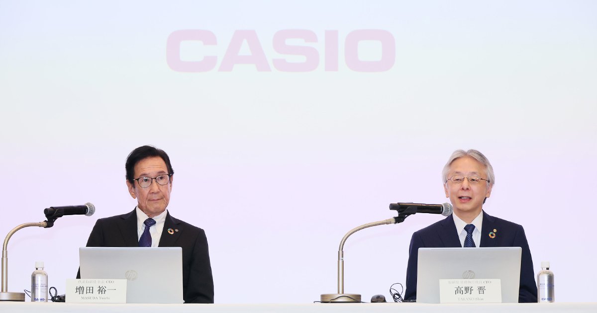 今年4月22日、社長交代会見に臨む増田裕一社長(左)と次期社長の高野晋CFO(肩書はいずれも当時)