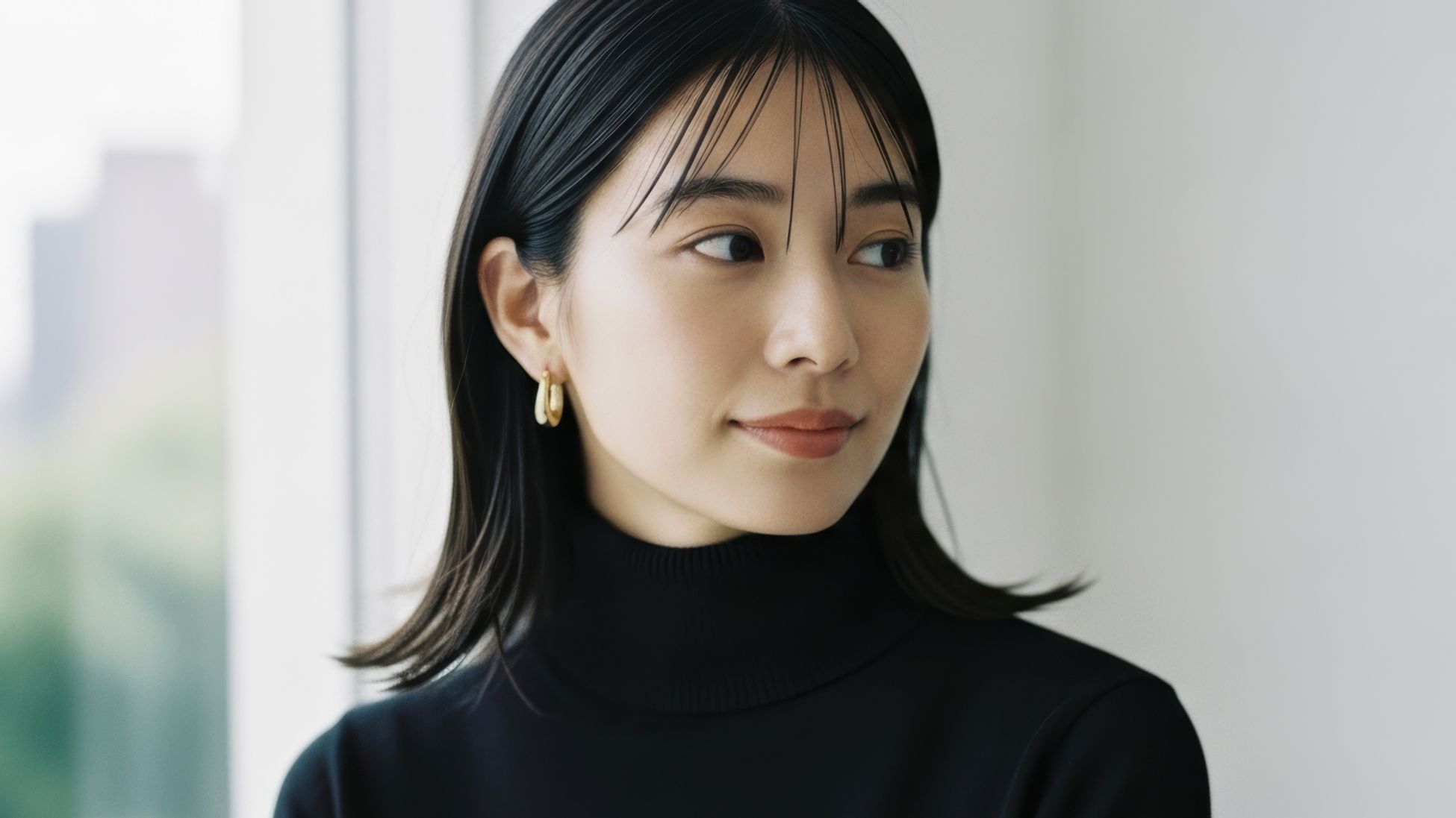 内気な女性が職場に溶け込もうとしている