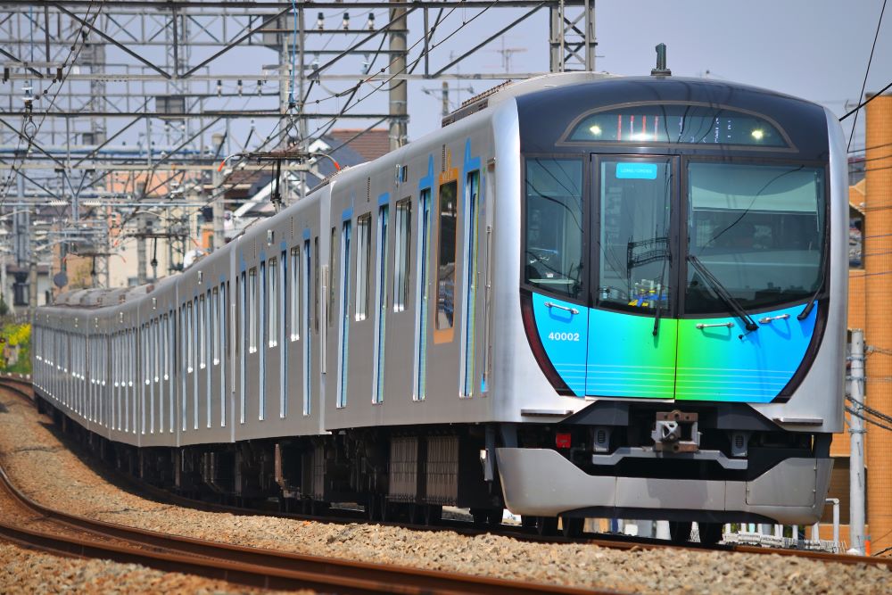 阪急は高級感vs.京王は日本初、関西と関東の「有料座席指定」何でこんなに違うのか?