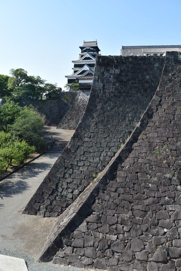 二様の石垣。手前が加藤清正時代、奥が細川時代のもの