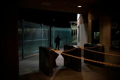 コロナ下の移民国外退去、トランプ政権が訴訟に直面