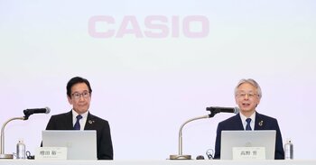 今年4月22日、社長交代会見に臨む増田裕一社長（左）と次期社長の高野晋CFO（肩書はいずれも当時）