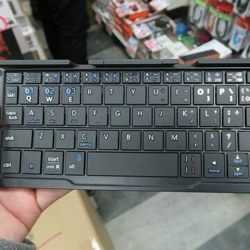 折りたためばペンケース大になる格安Bluetoothキーボード