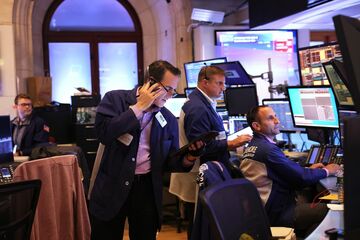 NYダウ4日続落、月間4％安　FRB引き締め懸念