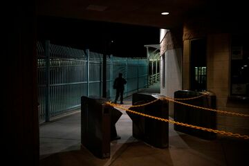 コロナ下の移民国外退去、トランプ政権が訴訟に直面