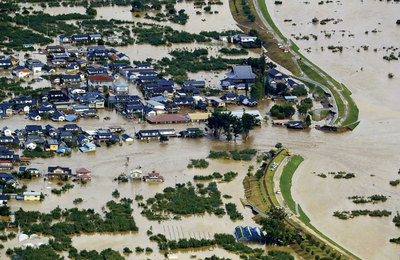 千曲川が氾濫し濁流が住宅地に流れ込んだ長野市内