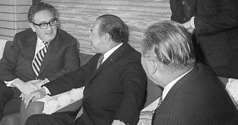 米国とイランのはざまで揺れる高市政権が、今こそ学ぶべき「田中角栄の外交決断」