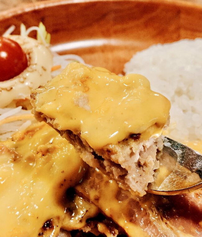 「チーズの量がやばい」「すごいボリューム」びっくりドンキーの“1300kcal超えメニュー”背徳感がスゴすぎる！「ギルティな味でめちゃ美味しかった」