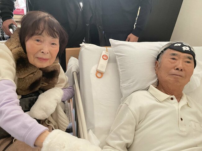 脳梗塞によって身体に後遺症が残った石原慎太郎に寄り添う妻・典子さん