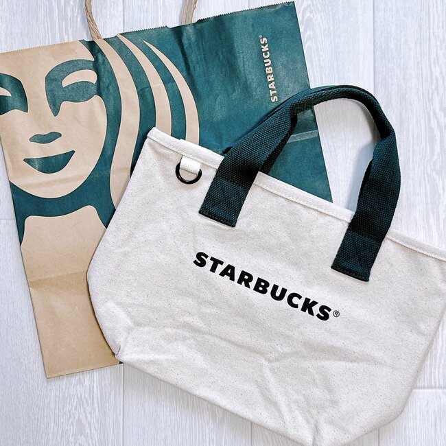 中でペットボトルが倒れない！スターバックスの“荷物がしっかり入るミニバッグ”が見た目以上の収納力！「使いやすさバツグン」「理想の大きさ」「買って良かった」【購入レビュー】
