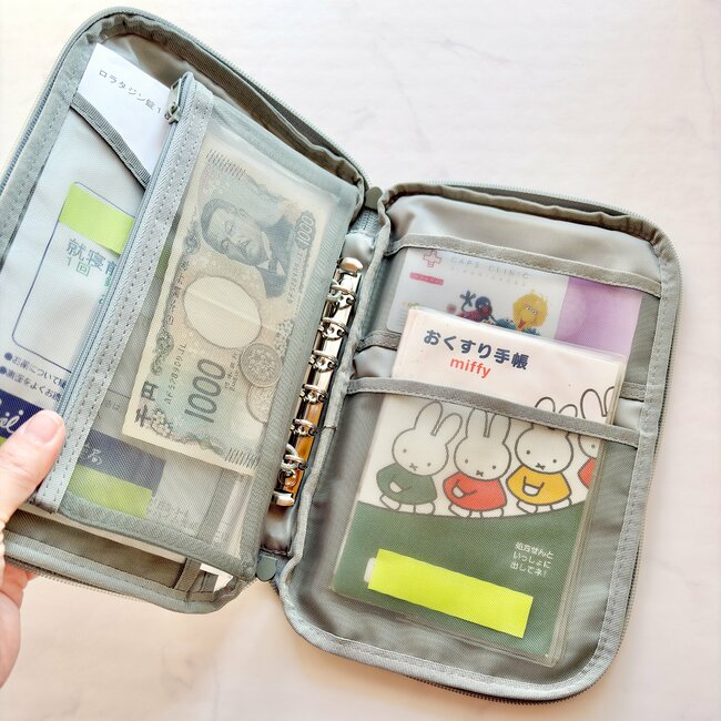 お薬手帳や処方薬がまるっと入る!無印良品の“ポケットたくさん収納ケース”通院グッズ入れにちょうどいい!「中がみやすくて、取り出しやすい」「マルチな収納ができる!」