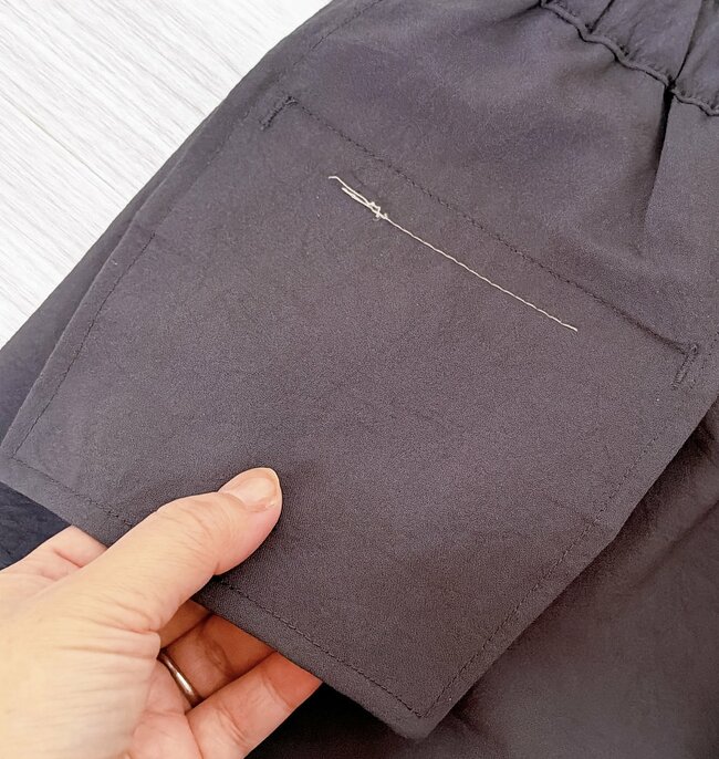 「ほんと、涼しい！」無印良品の“風を通すワイドパンツ”サラッとして気持ちいい！「着丈も丁度いい」「酷暑日に活躍すること間違いなし」