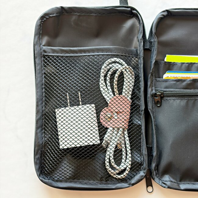 もう普通の財布に戻れないかも…！ダイソーの「手ぶらで持てる財布」カード15枚とスマホが入って天才すぎる！