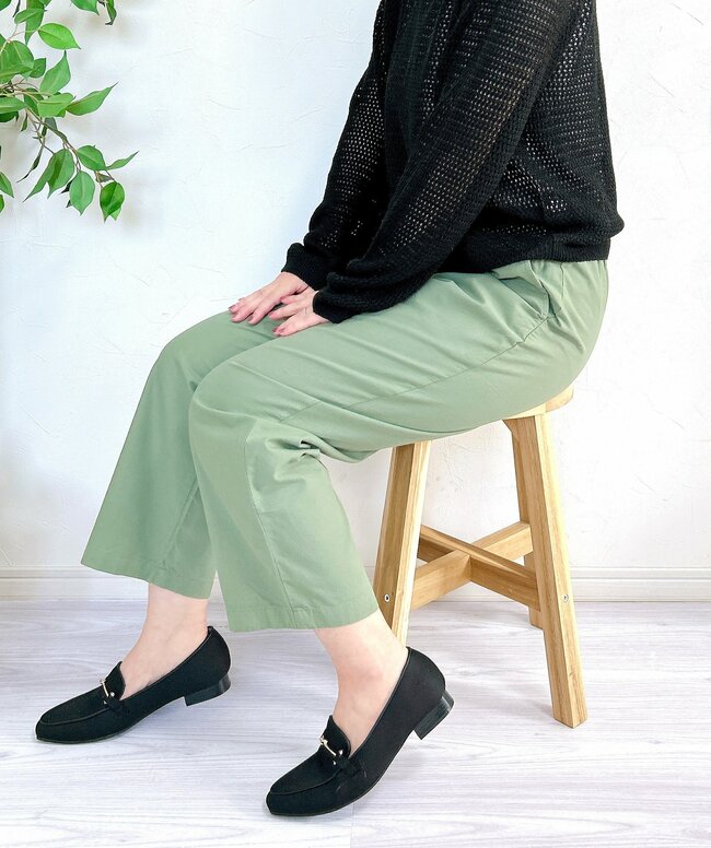 「4色買いしました」「ずっと販売して」ユニクロの“楽ちんパンツ”が本当に履きやすい！「立ち姿がキレイに見える」