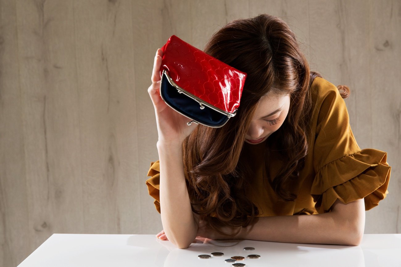 お金がなくて落ち込む女性