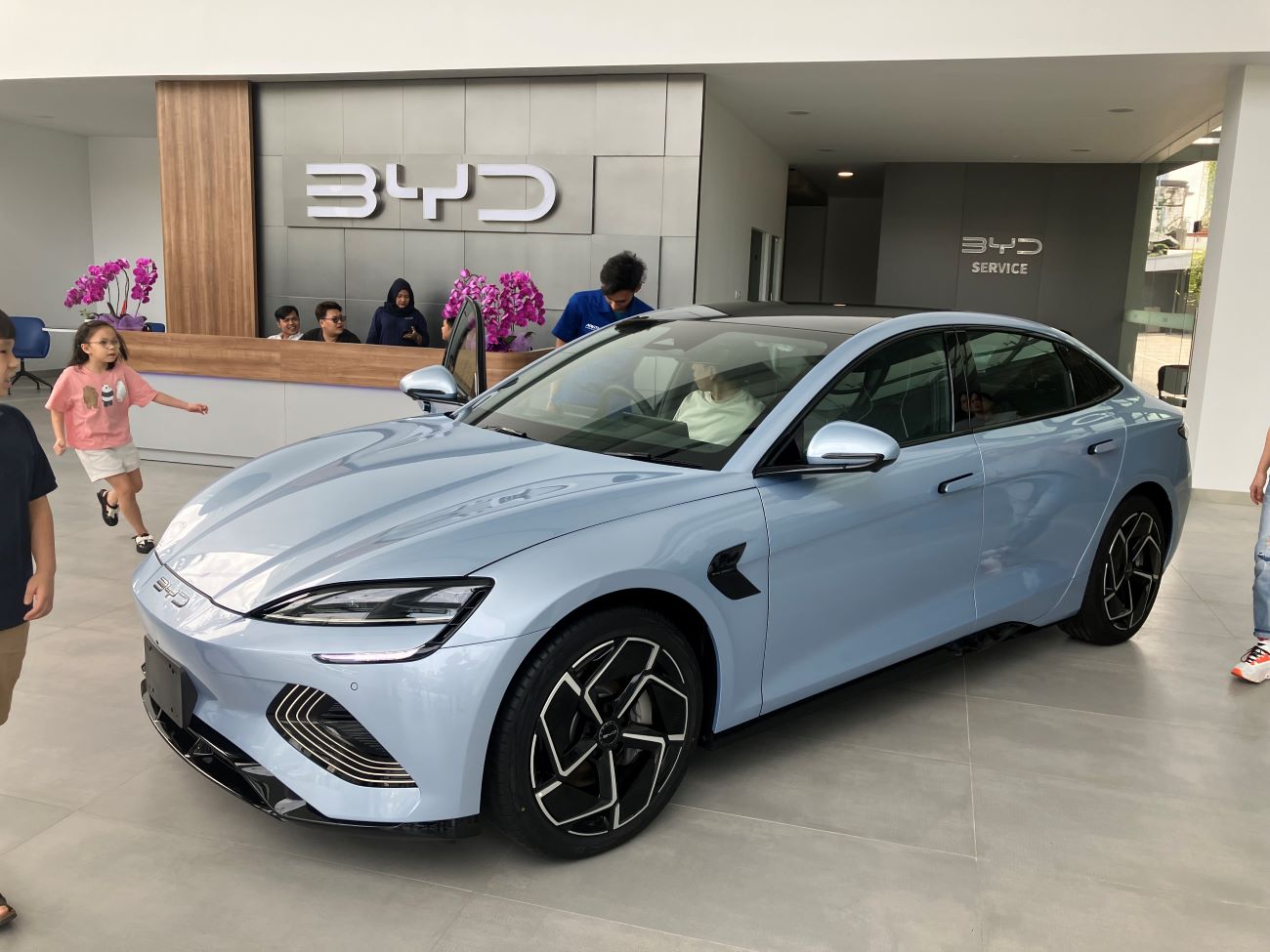 中国BYD・韓国HyundaiのEVに富裕層が殺到!トヨタの牙城が崩れる?【インドネシア現地ルポ・写真多数】