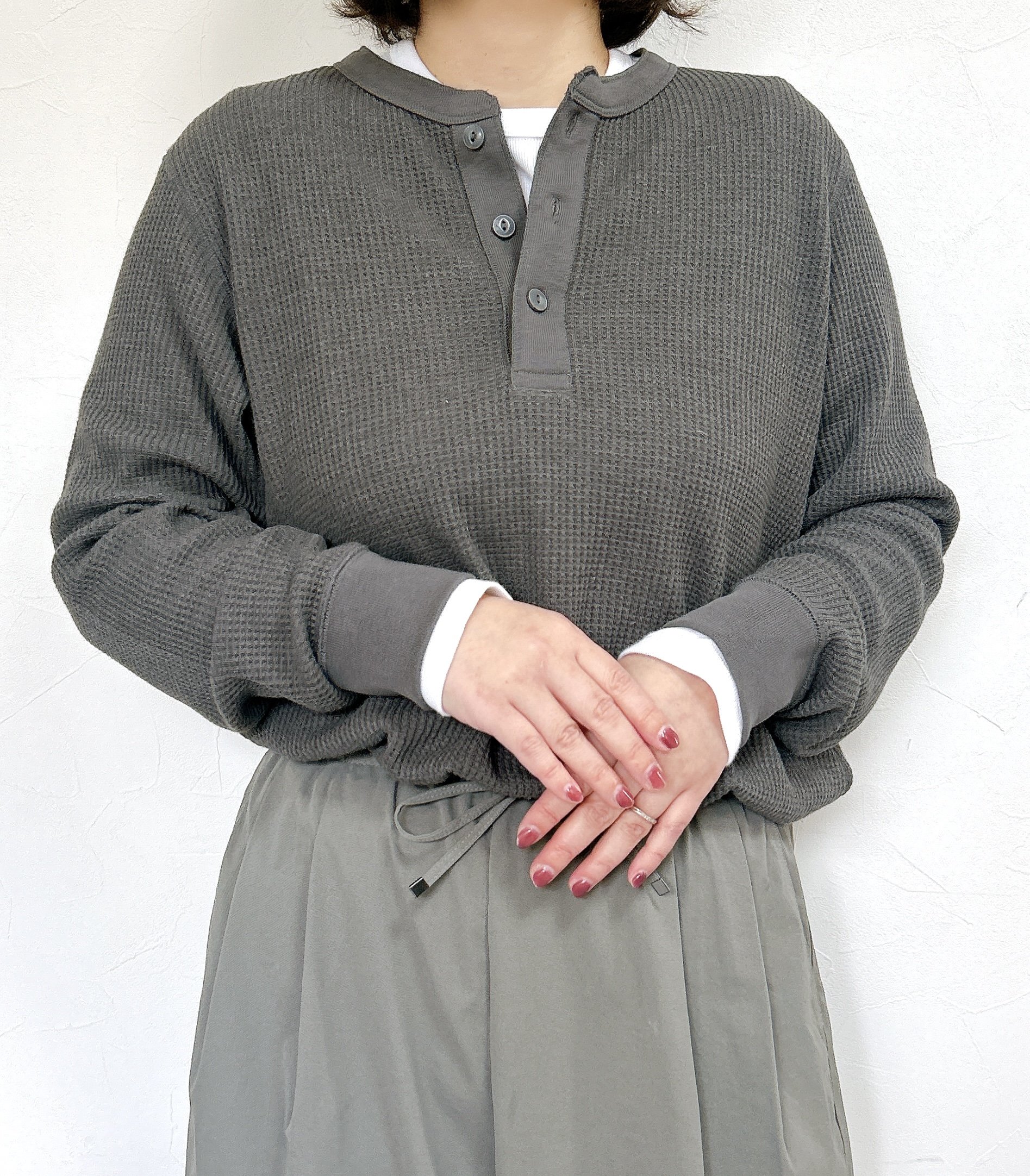 「色違いで3枚買いました」「ほぼ全ての色を持ってる」ユニクロの“1990円トップス”着心地よすぎて手放せない…!「とにかく肌触りがよくて、ストレスなし」