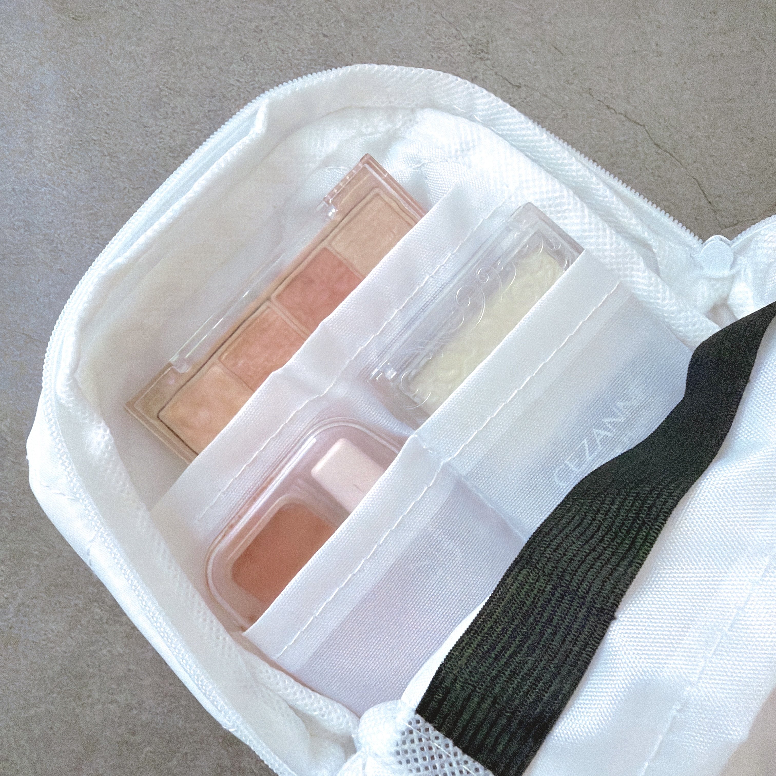 「え、本当にセリアの商品だよね…？」こんなに収納力のある“ふっくらポーチ”が110円で買えるのはスゴイ！