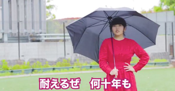 生理特有の症状をポップなメッセージとメロディーに合わせ、ダンスとともに表現しているミュージックビデオ 生理特有の症状をポップなメッセージとメロディーに合わせ、ダンスとともに表現しているミュージックビデオ