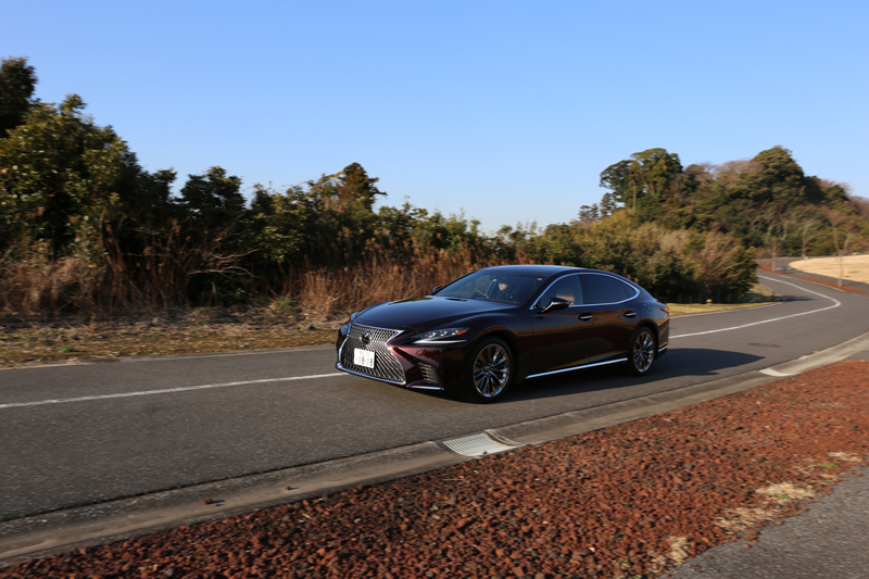 新型LEXUS LSのガソリン版はドイツ車に負けない楽しさだ