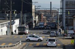 テスラの自動運転技術、正しくも険しい道