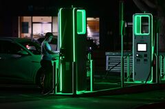 米加州のEV推進、発電拡大とドライバーの協力がカギ