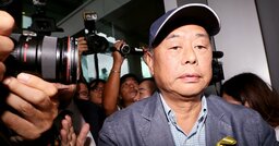 チョコレートの味に感動して香港へ密航した中国少年が、新聞王になり「極悪犯罪者」と呼ばれるまで