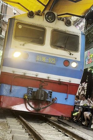小走り程度の速度で走る南北統一鉄道の列車