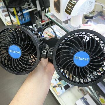 後ろの席でも涼しい！ ヘッドレストに固定する爆風扇風機