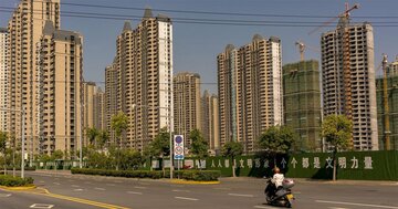 中国恒大危機を象徴する地方都市の幽霊ビル群