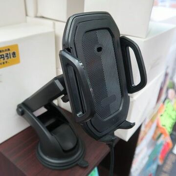 取り付け簡単　センサーで自動開閉する車載用スマホホルダー