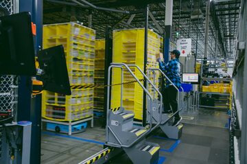 アマゾン、配送網を全面見直し　スピード・収益性向上へ