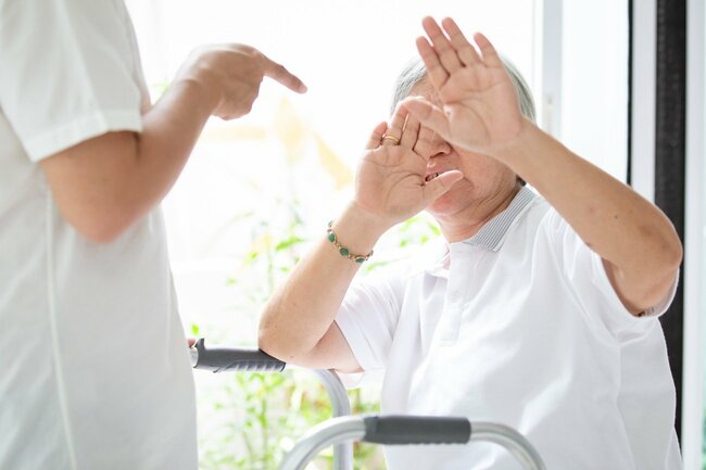 【独自】まるでラブホテル……。見た目だけド派手な「ハリボテ高級老人ホーム」でスタッフが目撃した疑惑の取引現場