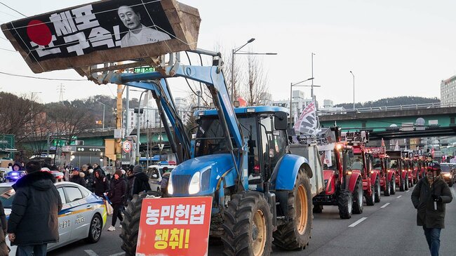 12月22日、ソウル南部で行われた抗議デモ。1万人以上が抗議集会に参加した後、デモ隊に所属する農民がトラクターを運転して尹大統領の即時逮捕を叫びながら大統領官邸に向かって行進した  Photo:Jiji