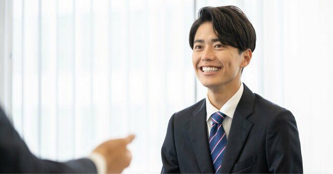 面談中の若手男性会社員のイメージ