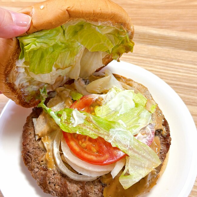 「美味しすぎて100個食べたい」バーガーキングの“豪快すぎる限定バーガー”が絶賛の嵐！「1番うまいやつ」「一生やってくれませんか？」《実食レビュー》