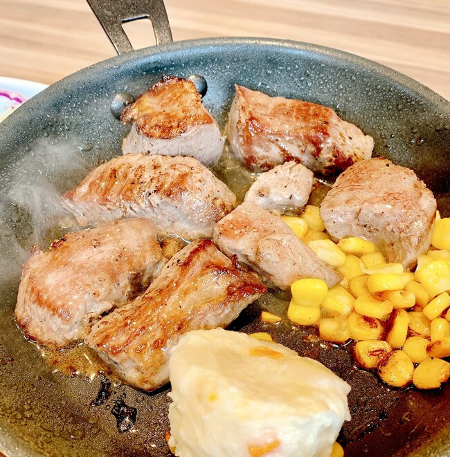 「満腹で帰るのしんどい」吉野家の“豪快すぎる定食”ご飯おかわり無料がありがたい！「吉野家さんやりすぎだよ」「ご飯大盛り2杯も食った」《実食レビュー》