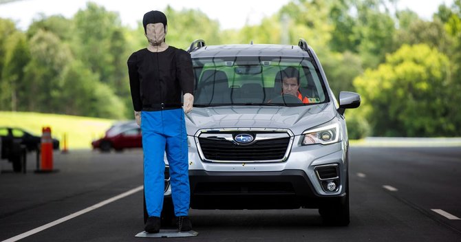 衝突回避技術をテストする米国道路安全保険協会の技術者