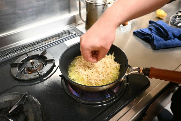 コンビニ飯ばかりの人におすすめしたい「白ワインに合うフライドポテト」