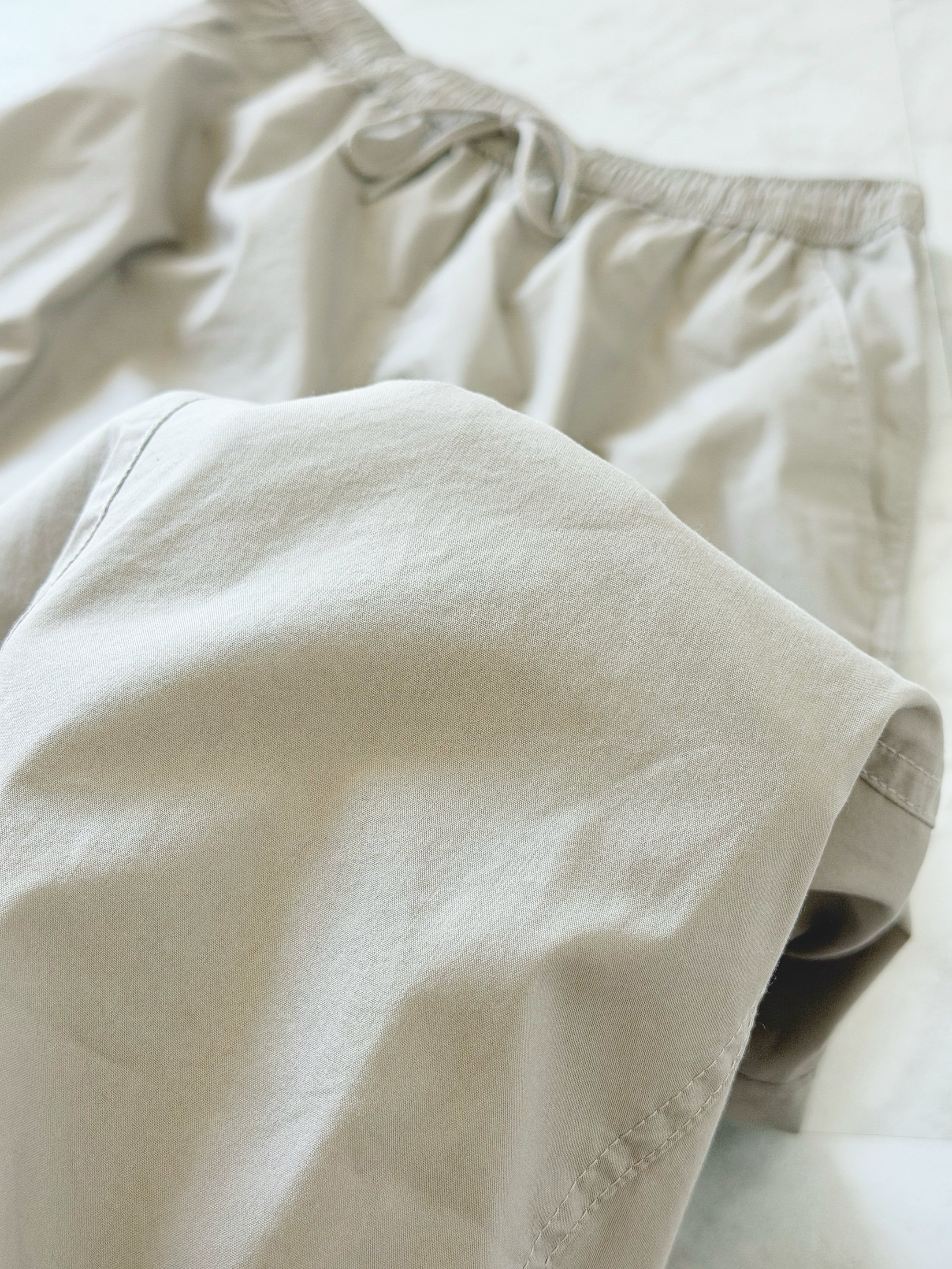 【ユニクロ】「毎日はきたくなる」サラッと涼しい“着痩せワイドパンツ”ぽわんとしたフォルムがオシャレ!「涼しく快適です」「夏の暑い日も爽やか」《購入レビュー》