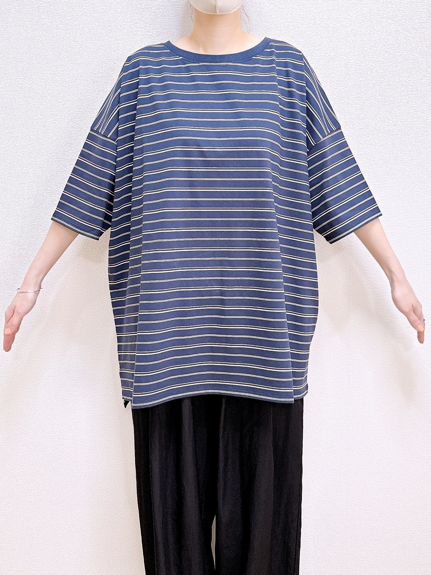 「色違いで2枚購入しました」ニコアンドの“ゆったりトップス”が体型カバーの天才なんです！「ノーストレスなので何枚あっても良い」「ボディライン隠しにはもってこい」