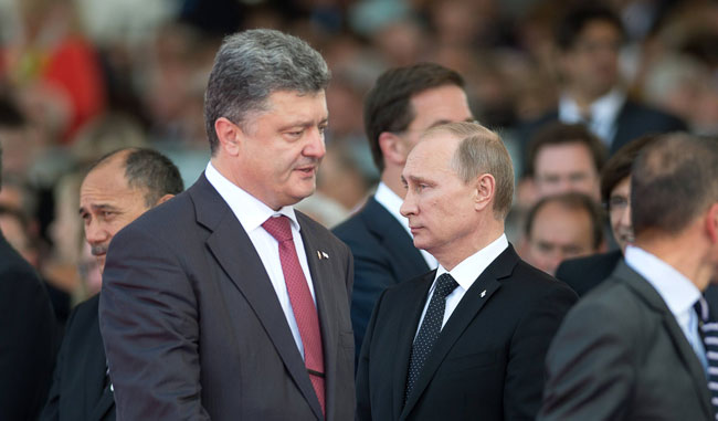 ウクライナのポロシェンコ大統領（左）とロシアのプーチン大統領は、ともに国内の支持基盤に脆弱さを抱える
