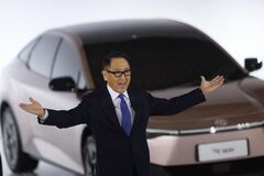 EVかハイブリッドか　テスラ対トヨタの熱き戦い