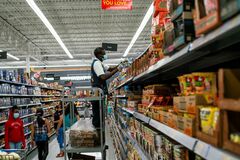 コロナに直撃された業種、米国の雇用回復をけん引
