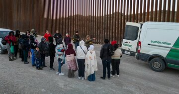 米移民取り締まりと雇用めぐる誤解、チャートで解説