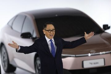 EVかハイブリッドか　テスラ対トヨタの熱き戦い
