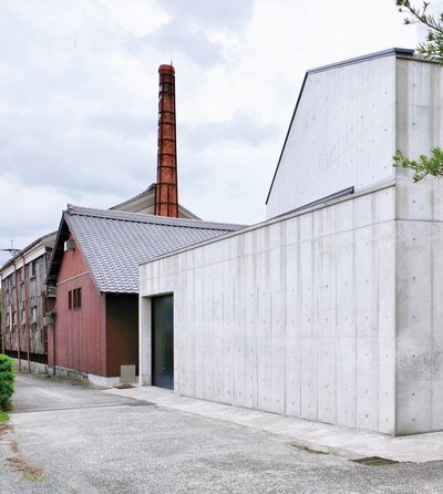 手前が新蔵、一番奥が100年以上前に建てられた旧蔵